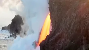 "צינור" של לבה נשפך לים בהוואי