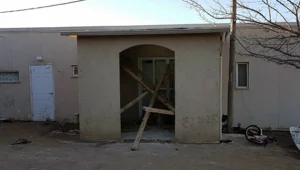 המכשולים שמעכבים את פינוי בית הכנסת בעמונה
