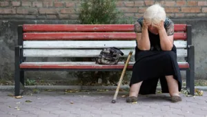 מחאת הצ'קים: פנסיונרית מיואשת בטור מיוחד