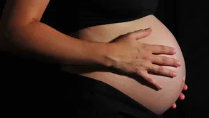 התלוננה על כאבי בטן - וגילתה שהיא בשבוע ה-41 להריונה