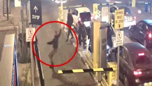 כך תקפו אוהדי בית"ר ירושלים צעירים ערבים