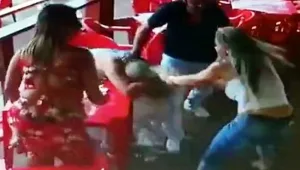 ורואה שם את בן זוגה - עם אחרת