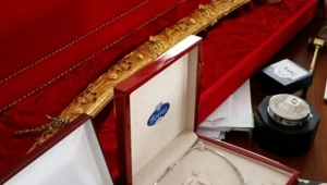 שרשראות וחרבות, ומי קיבל טנק מיניאטורי?