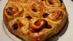 תשקיעו לכבוד וולנטיין: עוגת לב שמרים במילוי קרם פטיסייר ותותים