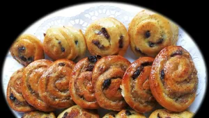 עוגיות מבצק שמרים עם קרם פטיסייר תפוחים ואגוזים