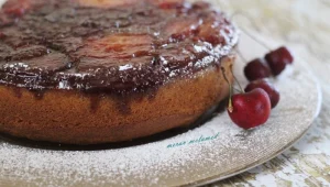 עוגת שזיפים ודובדבנים הפוכה