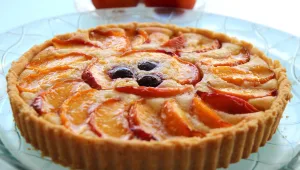 טארט נקטרינות על קרם פטיסייר ושקדים