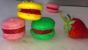 מקרונים עם חתיכות פרי