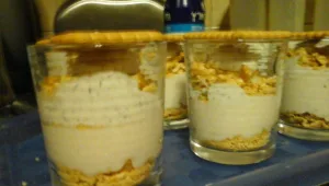 שמנת מתוקה ופירורים