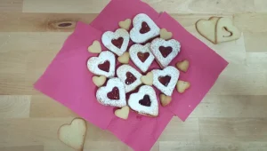 עוגיות חמאה וריבה בצורת לב