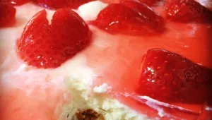 עוגת תותים קצפת ובישקוטים