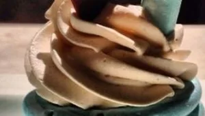 קינוח פבלובה מוקה ושוקולד מריר