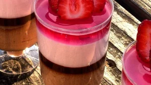 שכבות שוקולד ותותים בברנדי