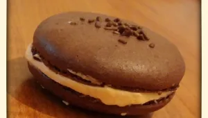 מקרון שוקולד במילוי שמנת