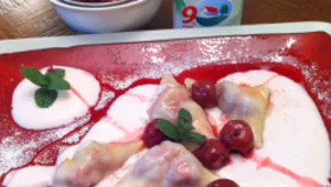 ורניקי עם דובדבנים ברוטב שמנת מתובלת