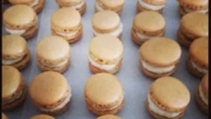 מקרון קפה במלית שוקולד לבן וקוקוס