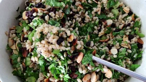 סלט גריסים עם עשבי תיבול, צימוקים ושקדים