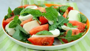 סלט עגבניות שרי ומוצרלה