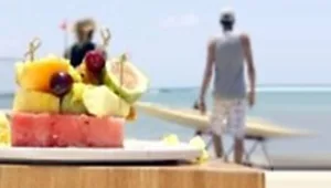 סלט פירות עשיר על מצע אבטיח