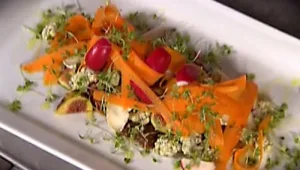 סלט תאנים עם צנוניות וגבינה כחולה