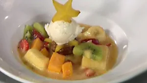 סלט פירות חגיגי עם עוגת סולת