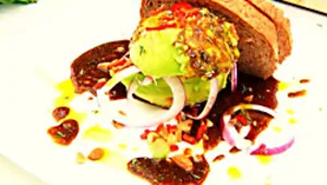 סלט אבוקדו עם פלפלים ובוטנים