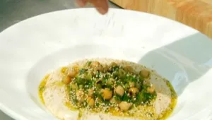 טחינה עם סלט גרגירי חומוס