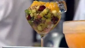 סלט פירות טריים עם עשן וגרניטה