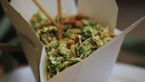 סלט כרוב ועוף תאילנדי