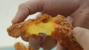 מתכון למשולשי גבינה מצופים פריכים במיוחד