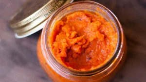 ממרח פלפלים אדומים וגזרים קלויים