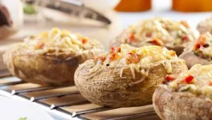 פטריות ממולאות בגבינה ופסטו