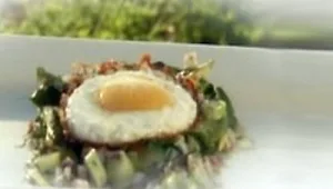 אבוקדו מכוסה בביצת עין וכוסברה