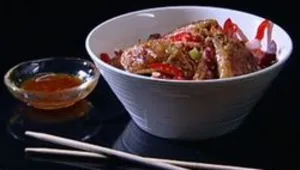 גיוזה במילוי גזר וטופו על מצע סלט שורשים בסגנון אסייאתי