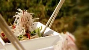 אטריות מוקפצות עם ירקות, ג'ינג'ר וסויה