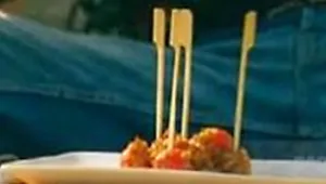 חטיף עגבניות ברוטב יוגורט עם פסטוקים