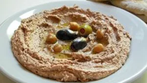 חומוס עם זיתים ופלפלים