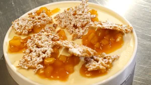 פנקוטה של שוקולד לבן עם קומפוט תפוחים וקרמבל יבש