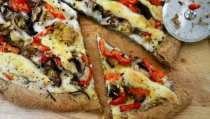 פיצת מוצרלה טבעונית עם מלא מוצרלה