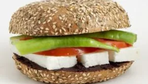 כריך גבינת שקדים, עגבניות מיובשות ובזיליקום