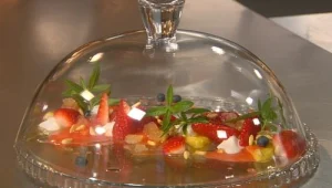 תותים עם גרניטה וקצף וניל