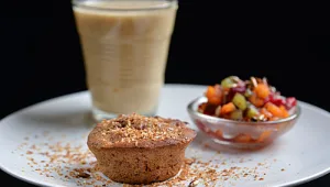 עוגת תמרים עם סלט פירות