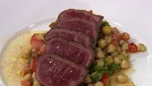 סלט חומוס חם עם נתח בשר כף