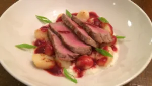 סינטה צרובה ניוקי תפוחי אדמה ציר עוף וסלק