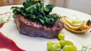 סטייק בקר עם קרם ארטישוק ירושלמי