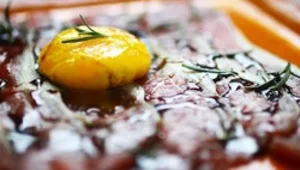 סינטה כבושה, עם ביצה עלומה וזריזה ורוטב בלסמי מצומצם.