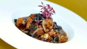 פרגיות מוקפצות עם בצל , שזיפים ויין אדום