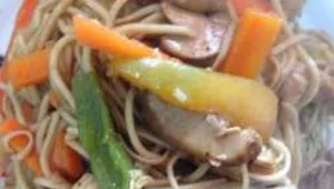 נודלס' עם חזה עוף וירקות מוקפצים יאמי!