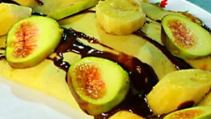 קרפ עם אגוזים ושוקולד חם