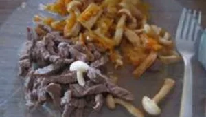 רצועות בקר ופטריות על בסיס פירה ירקות